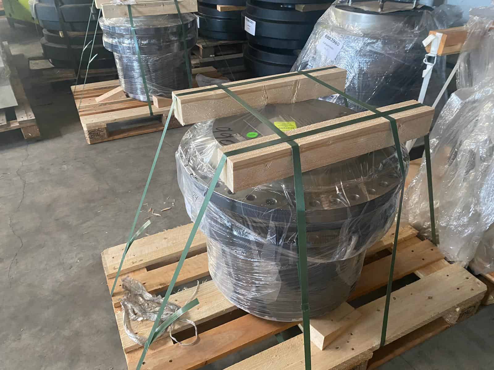 Metallring und Holzrahmen auf einer Palette verpackt.