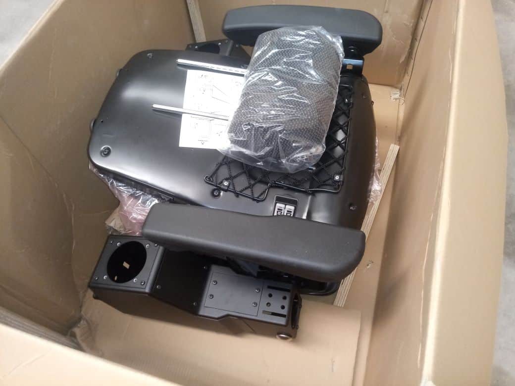 - Kompatibler Rollstuhl mit Elektrische Steuerung und Zubehör, neu verpackt.