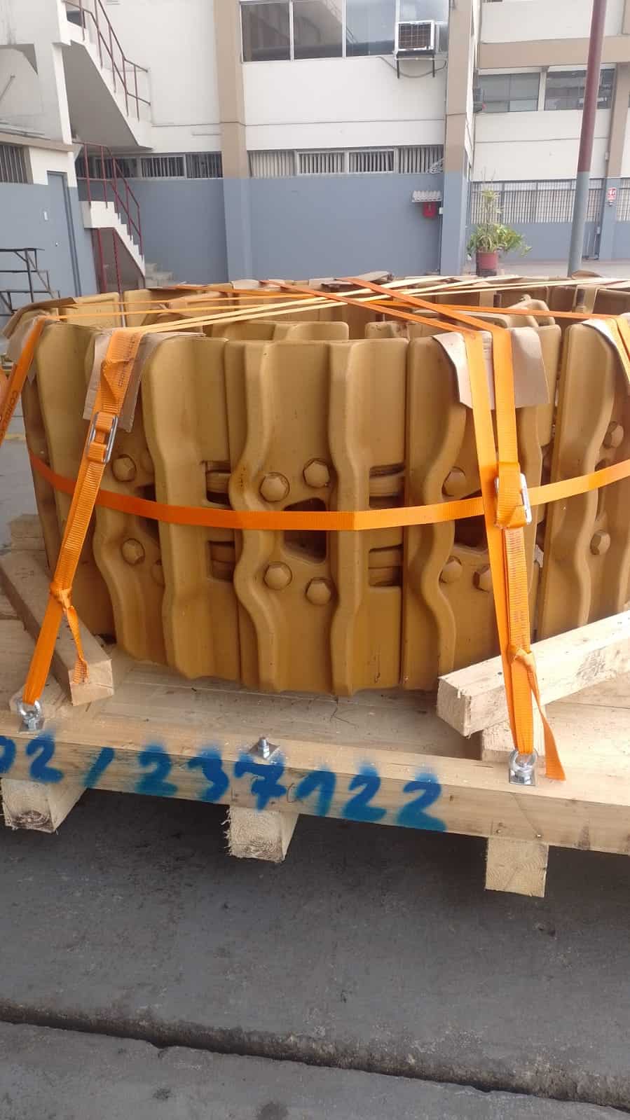 Hintergrund: Mehrstöckiges Gebäude in urbaner Umgebung mit Fenster, Klimaanlage und Pflanzen.