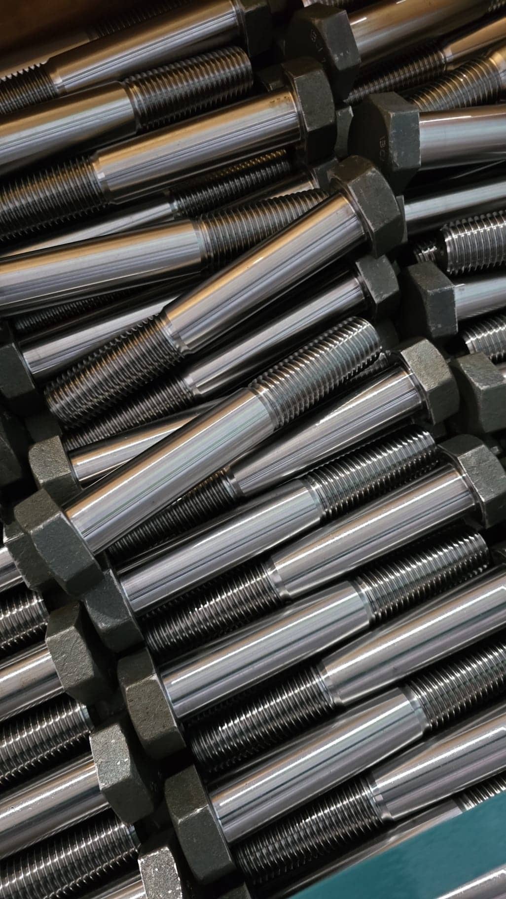 Stahlstangen mit Gewinde in Lager, industrielle Produktion.