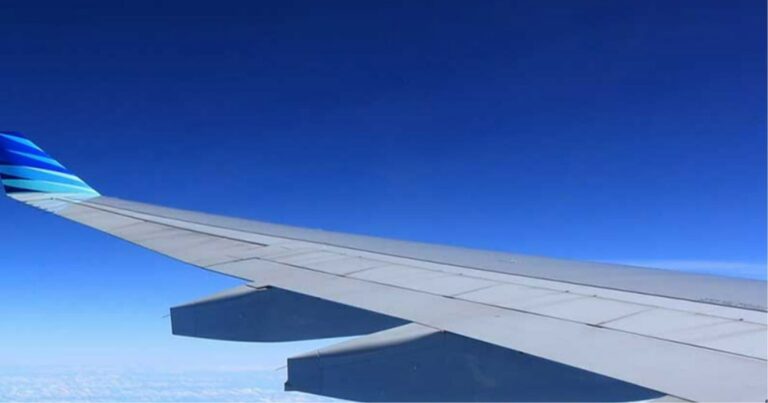 Flügel einer Passagiermaschine über Wolkenhimmel, Flugreise, Himmel, Luftfahrt, weiße Wolken.