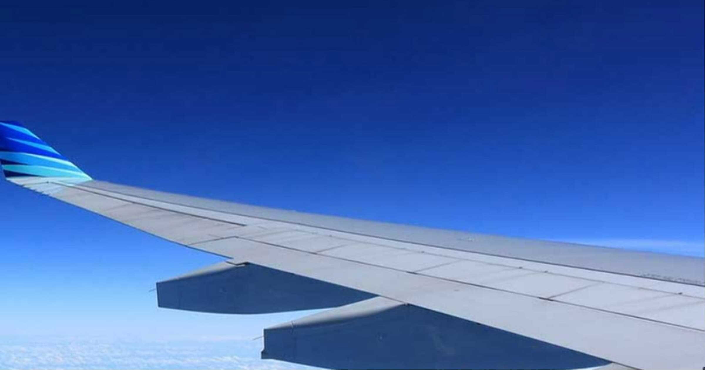 Flügel einer Passagiermaschine über Wolkenhimmel, Flugreise, Himmel, Luftfahrt, weiße Wolken.