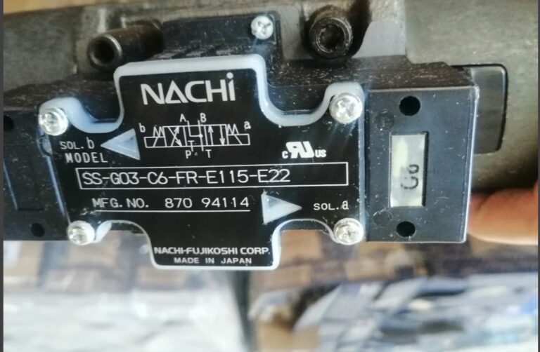 Steuerungskomponente mit technischem Aufdruck, Nahaufnahme eines Pneumatik- oder Hydraulikventils.